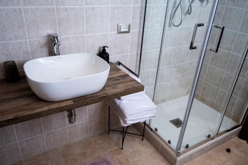 A blend of rustic charm and modern design: the private bathroom of the Peonia Room. A blend of rustic charm and modern design: the private bathroom of the Peonia Room.