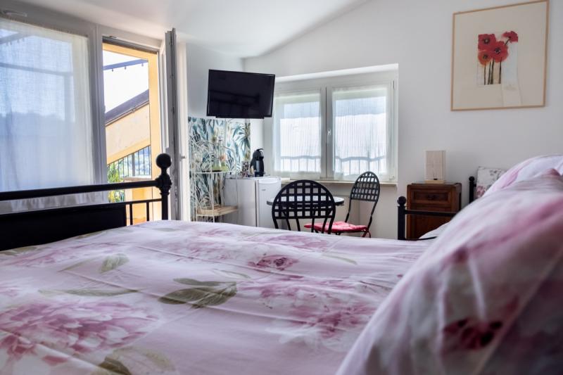Panoramica della spaziosa Camera Papavero tripla presso il B&B C'era una volta, con biancheria floreale e un grazioso angolo relax.