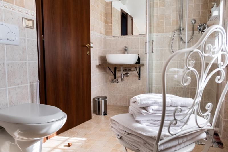 Comfort e design nel bagno privato della Camera Orchidea con ampio box doccia.
