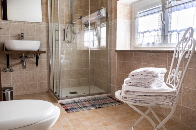 Modern design and comfort in the private bathroom of the Orchidea Room.