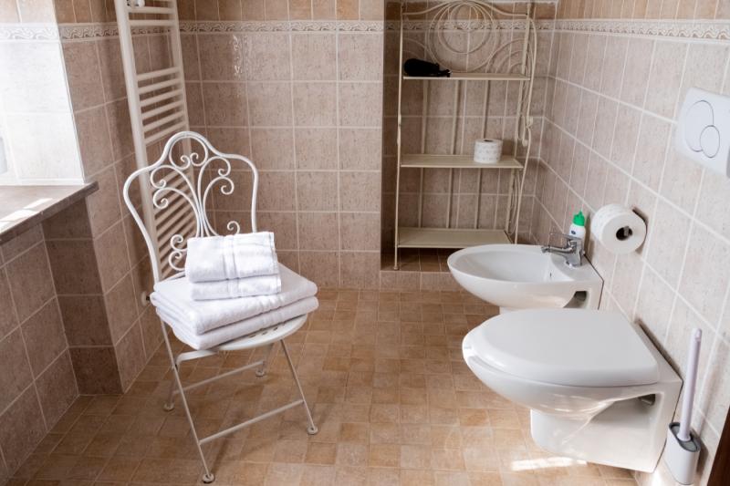odern design and comfort in the private bathroom of the Orchidea Room.