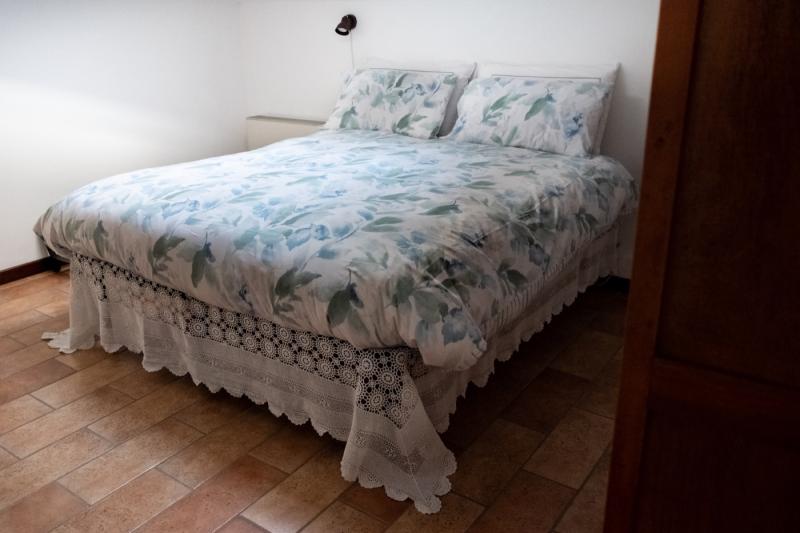 Il fascino dei mobili in legno d'epoca incontra il comfort nella mansarda della Camera Orchidea.