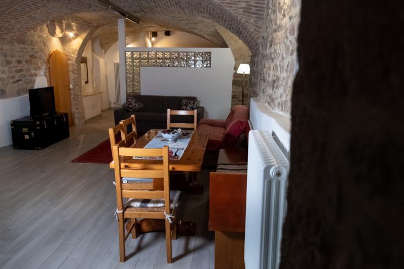 Un'affascinante zona giorno che unisce storia e comfort, tra pareti in pietra e antiche volte a botte.