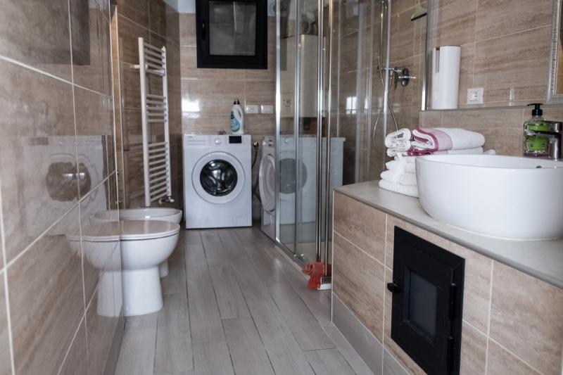 Moderno bagno attrezzato con lavatrice e asciugatrice per il massimo della comodità.