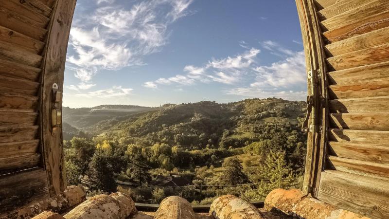 L'elegante Camera Peonia, caratterizzata da una splendida vista panoramica sulla città di Perugia e sulle sue mura antiche.